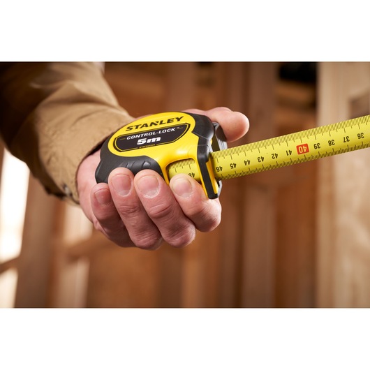 Flexómetro CONTROL-LOCK STANLEY® 5m x 25mm modelo STHT37231-0 - Diseyco